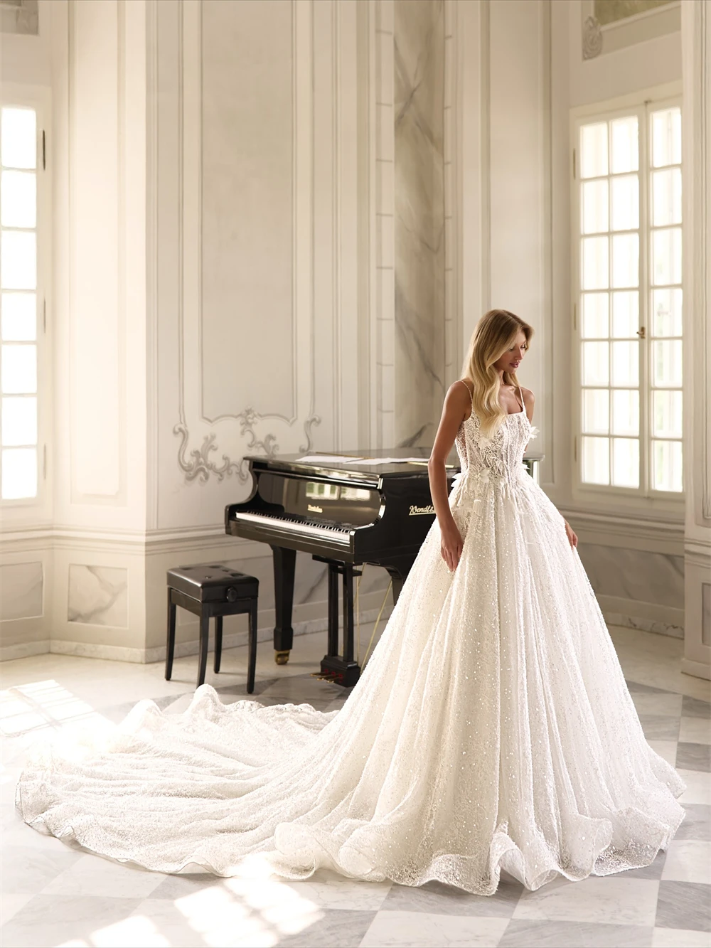 Customized Elegant White Organza Wedding Dress Sexy Square Collar Sleeveless Bridal Gown Soft A-Line Chapel Train Robe de mariée